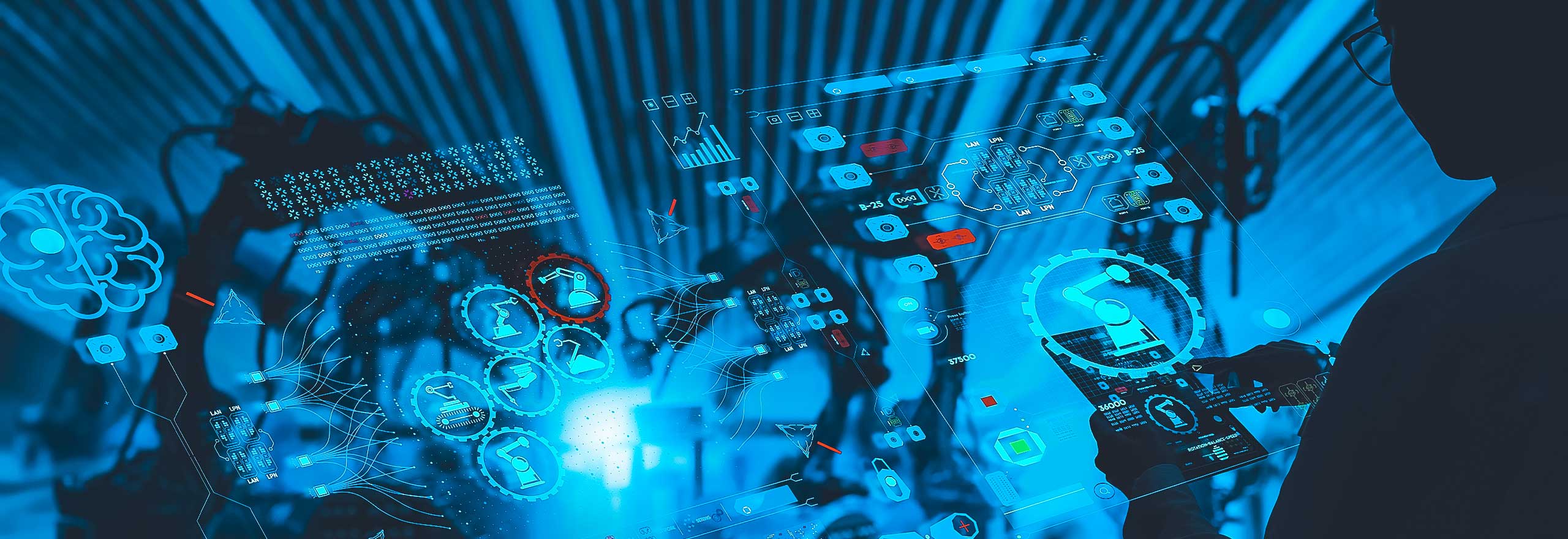 Сотрудник завода смотрит в планшет. Изображение с наложенными цифровыми элементами на планшете и с аналитикой в воздухе.